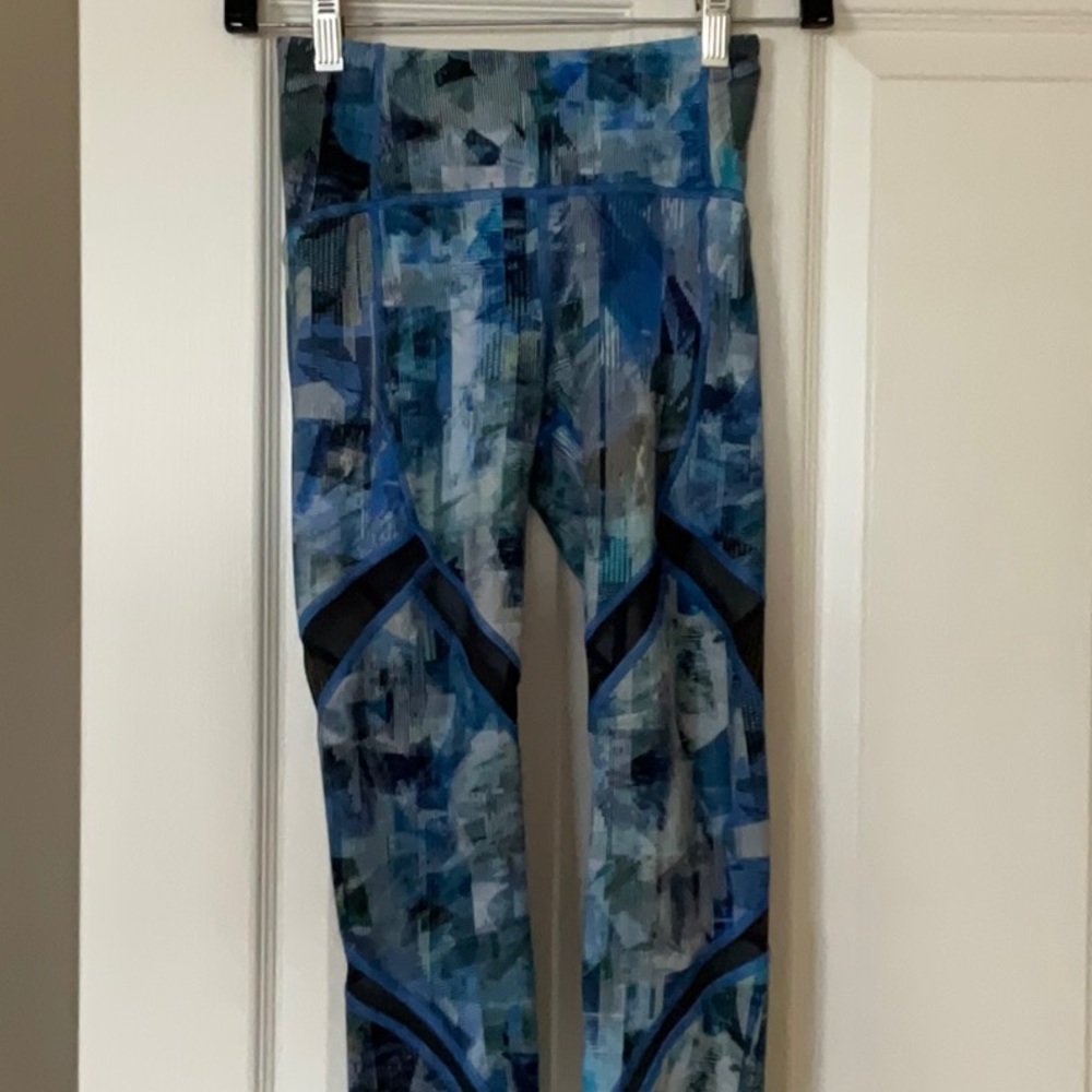 Lululemon EUC crop legging with side pockets and mesh inserts